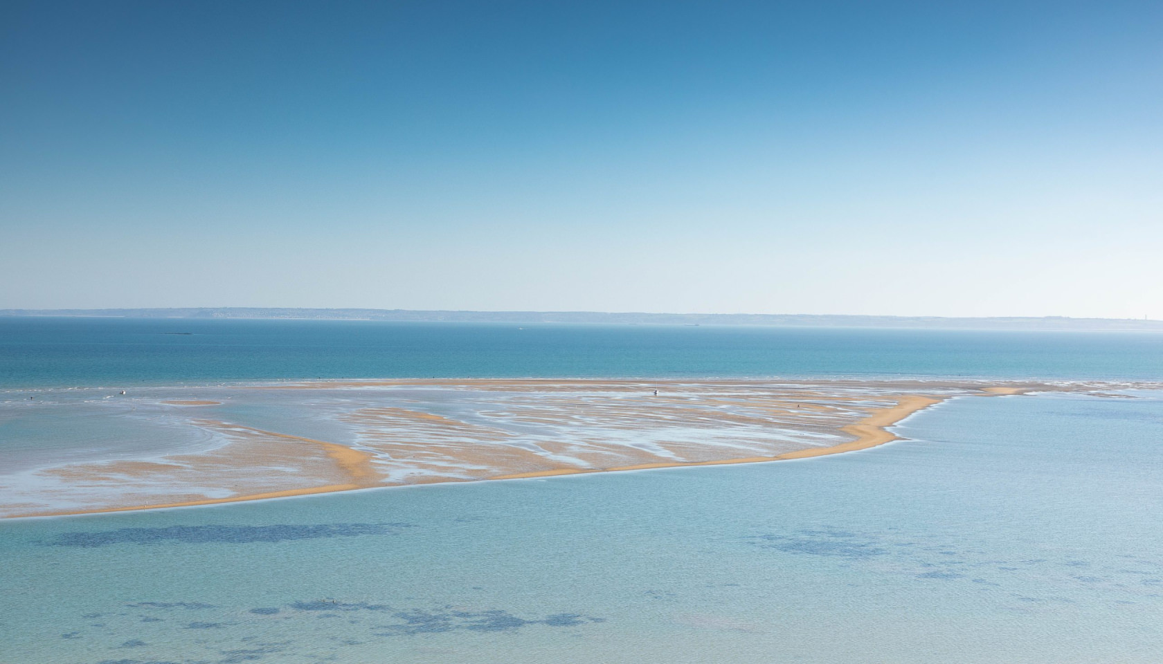 Plage de Binic et étendue d'eau à marée basse, vue panoramique.