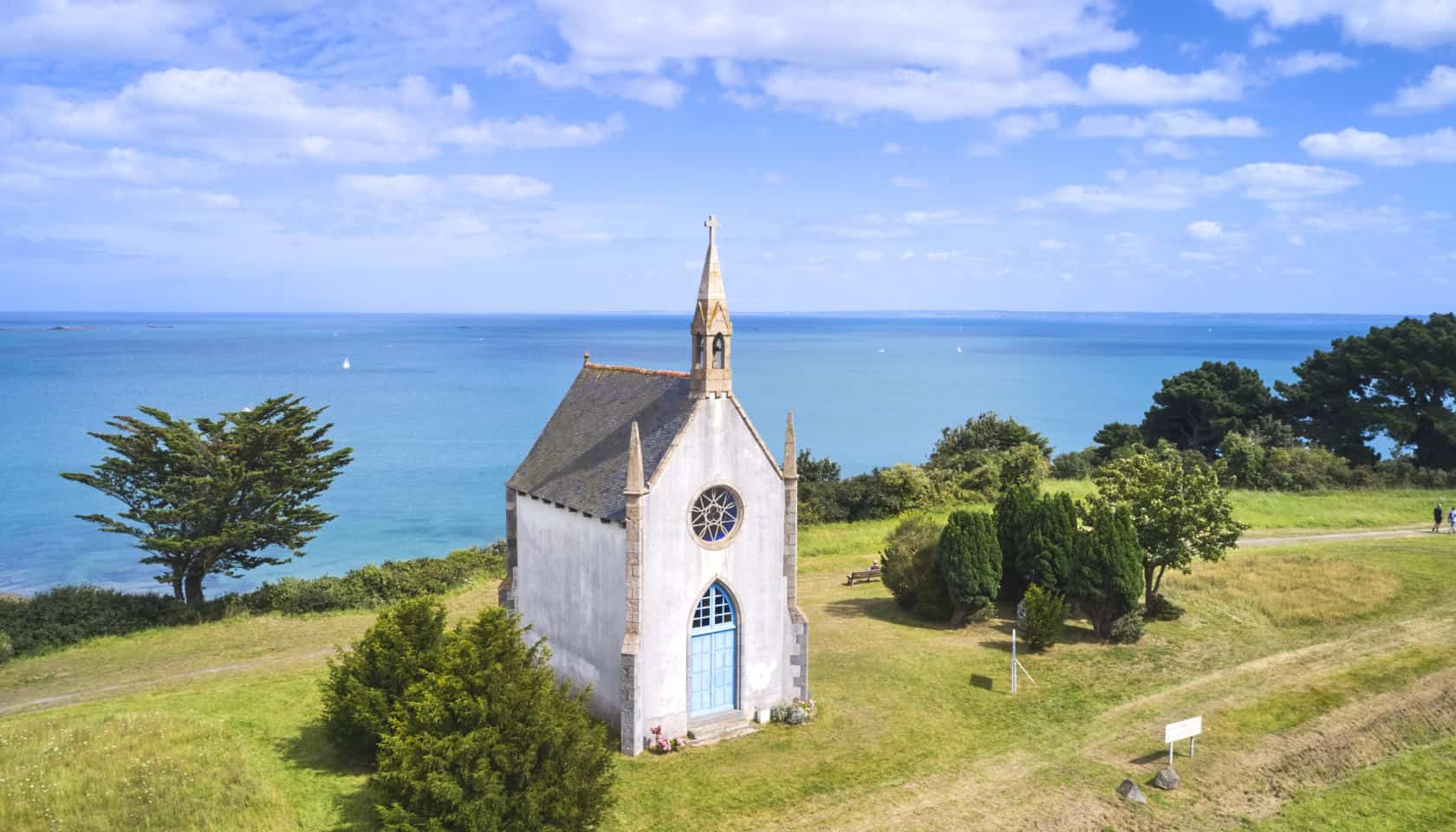 Une petite église blanche face à la mer à Binic, Étables-sur-Mer, Bretagne.