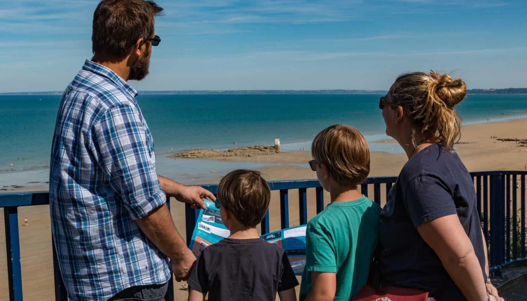 Vue de la famille profitant de la vue sur la plage à Binic, Étables-sur-Mer.