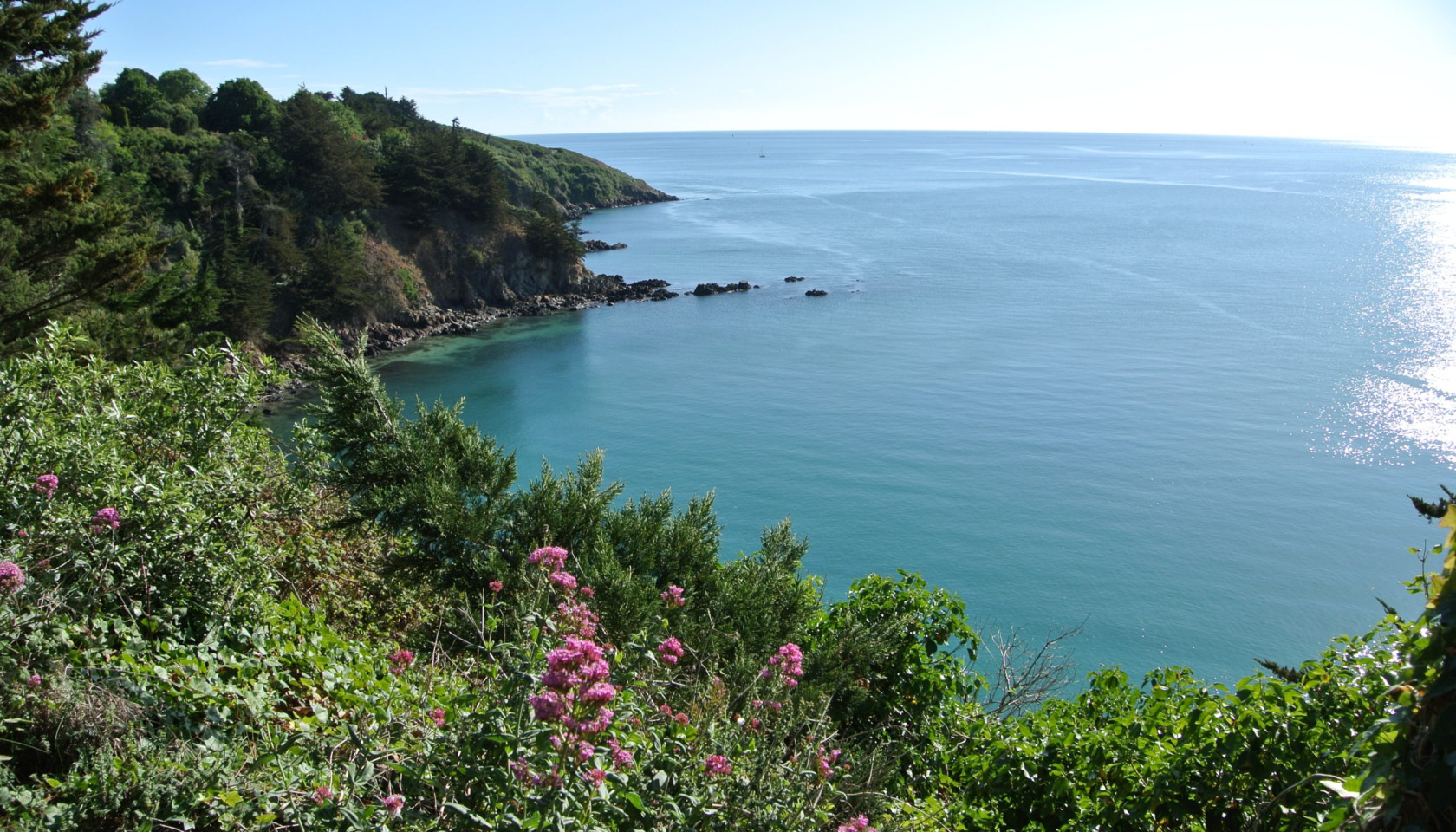Banc d'Etables-sur-Mer avec vue sur la mer et la côte rocheuse.