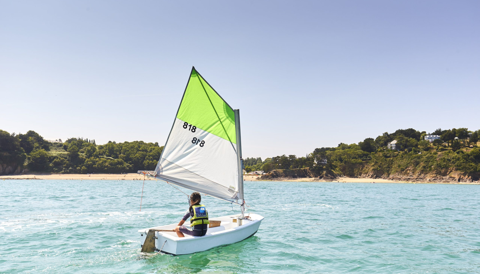 Voile légère sur la mer à Binic, Étables-sur-Mer, Bretagne.
