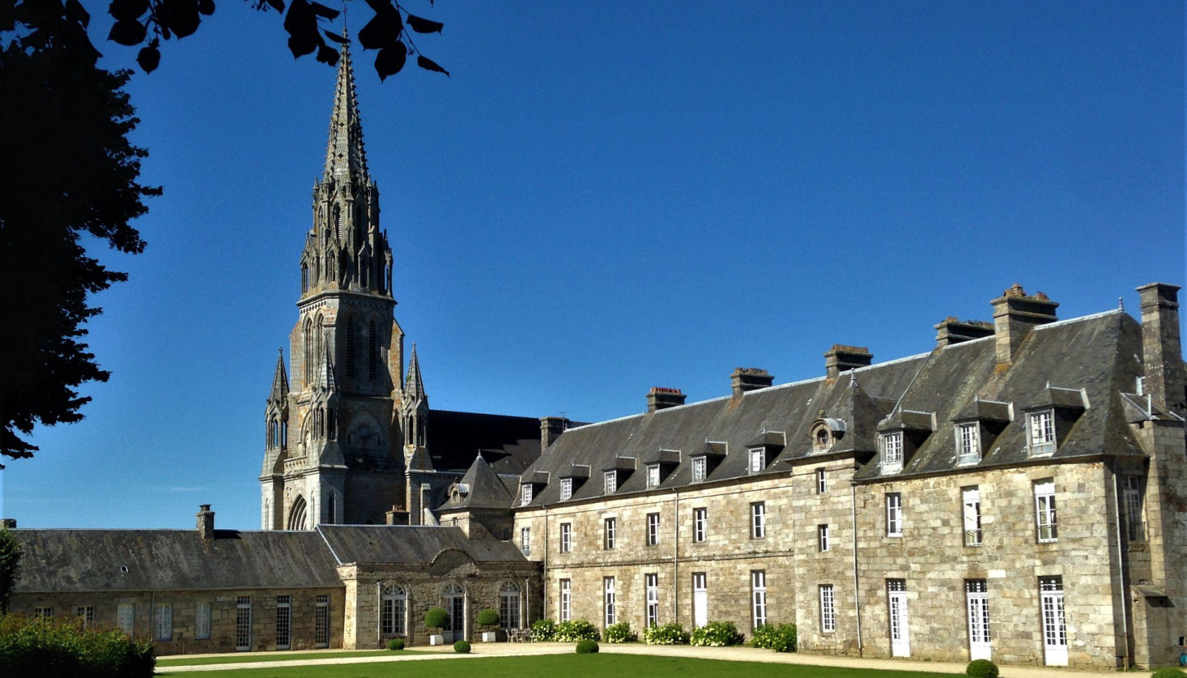 Ancien monastère en pierre avec une grande église gothique à Binic, Saint-Brieuc, Bretagne, France.