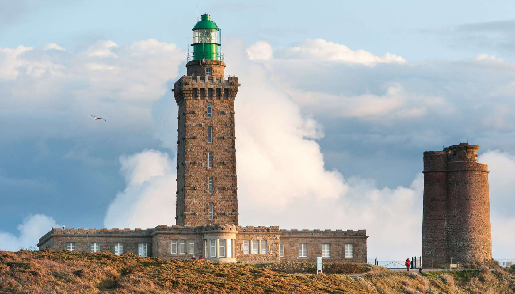 Phare de Binic sur la côte bretonne, vue panoramique de la région.
