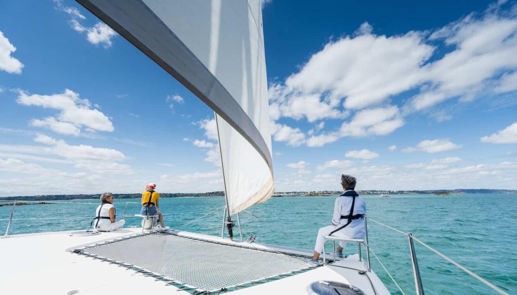 Voile en mer à Binic, Étables-sur-Mer, Bretagne, paysage maritime.