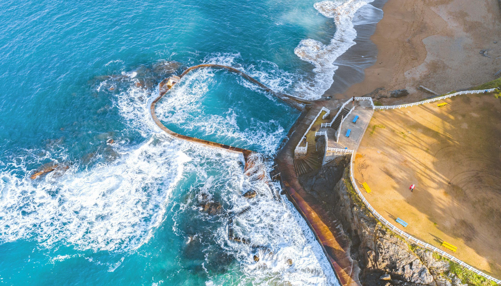 Plage de Binic et ses rochers, vue aérienne de la côte à Étables-sur-Mer.