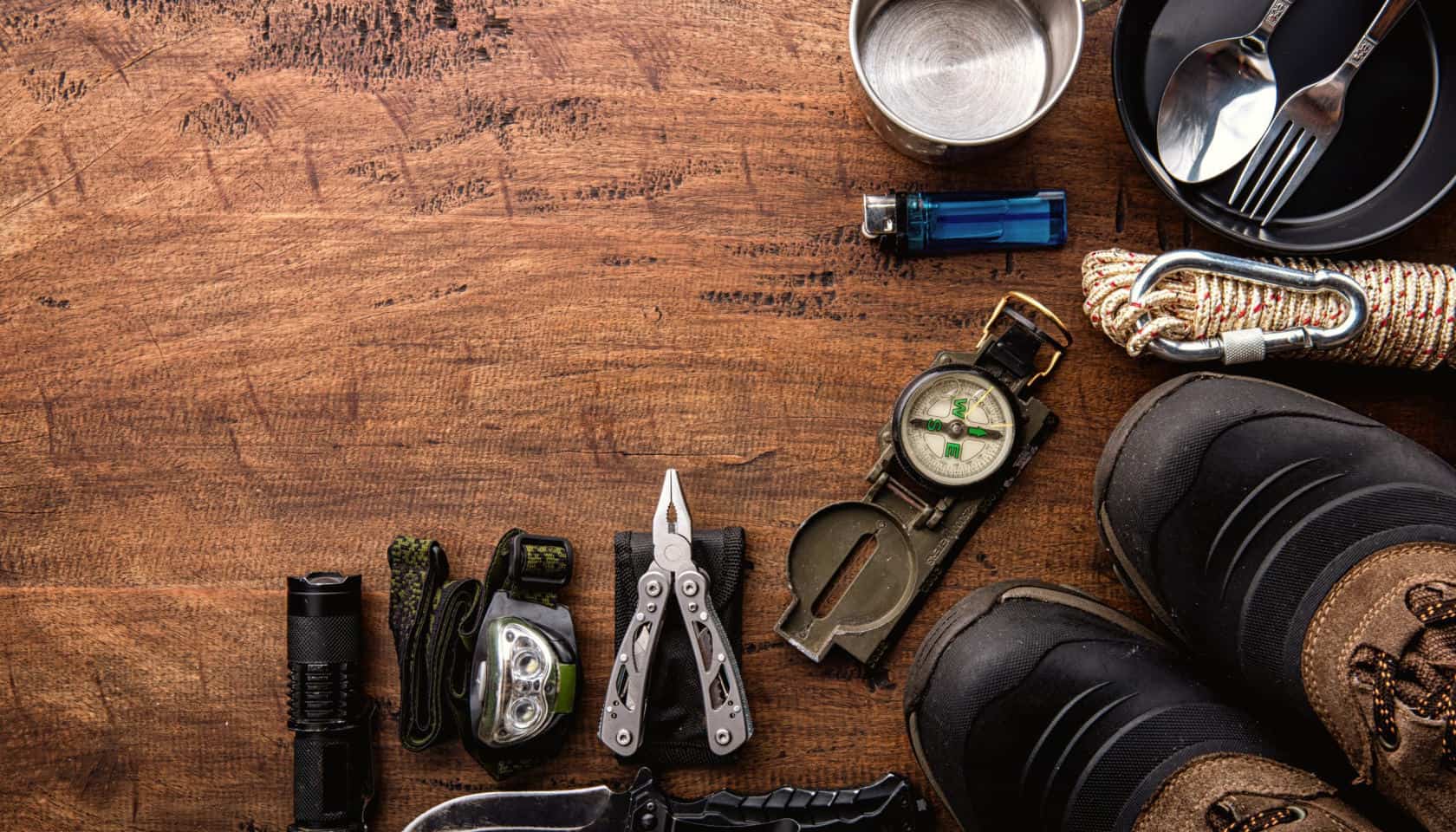 Trousse de camping avec équipement de randonnée et accessoires de plein air.
