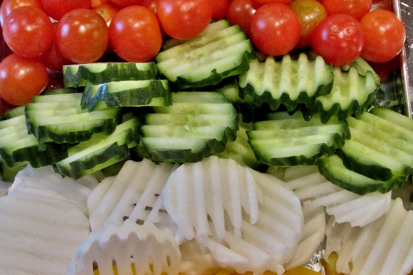 Tranches de légumes frais pour apéritif ou salade, colorées et appétissantes.