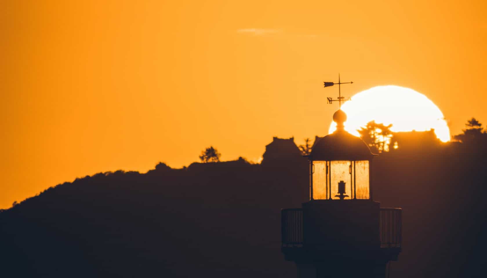 Le phare de Binic au coucher du soleil, vue emblématique sur la côte d'Etables-sur-Mer.
