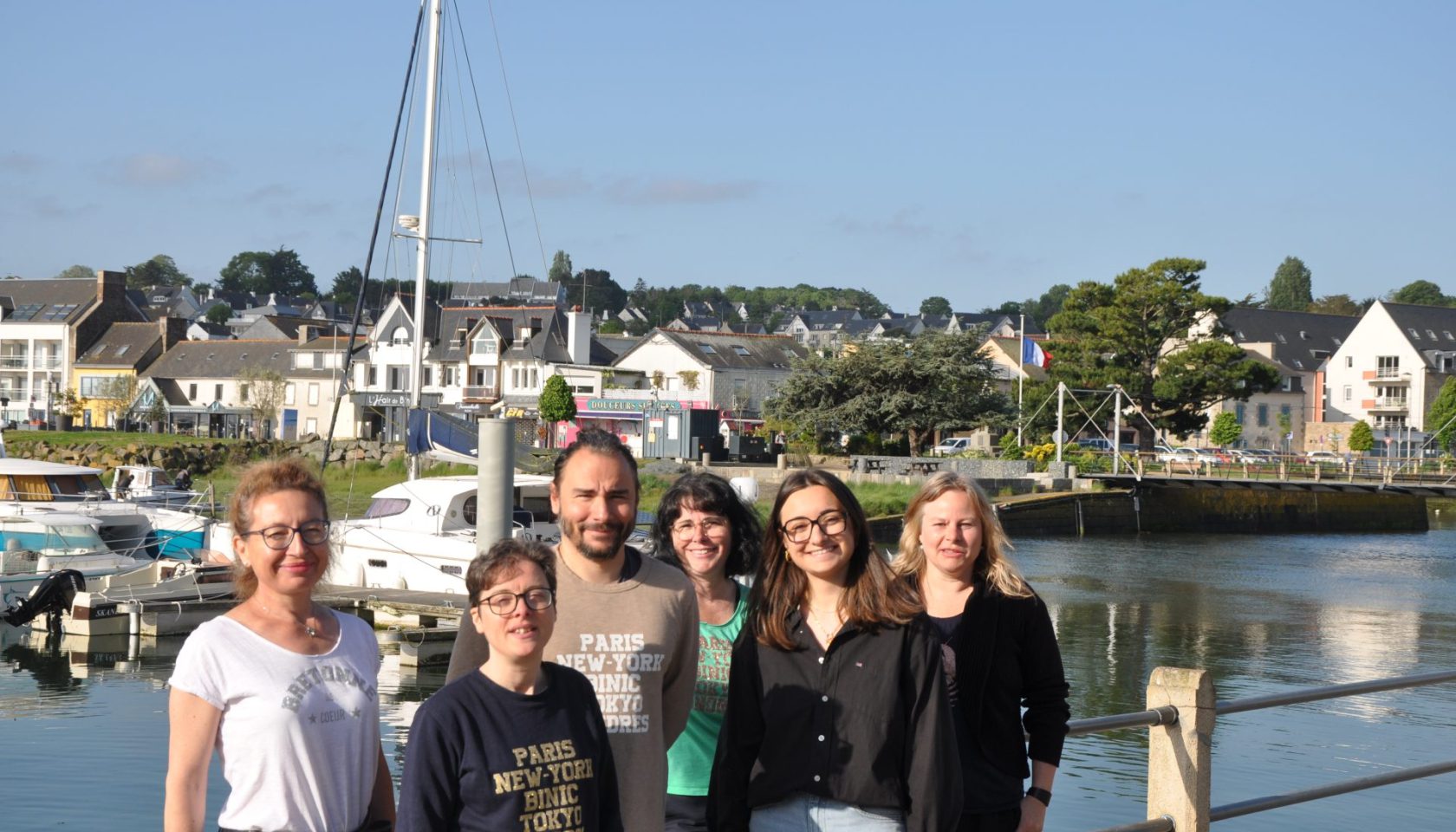 Groupe de personnes devant le port de Binic, Étables-sur-Mer, Bretagne.