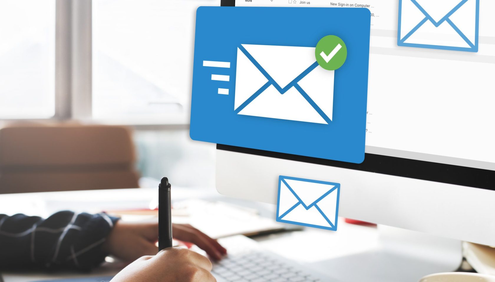 L'envoi d'e-mails professionnels avec ordinateur et icônes de courrier électronique.