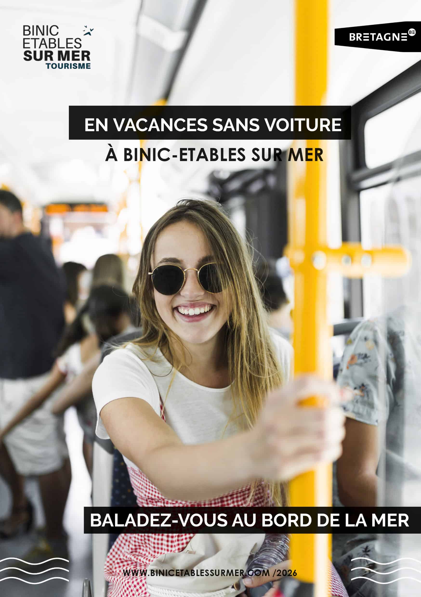 Souris avec lunettes de soleil à bord d'un bus à Binic, station balnéaire en Bretagne, pour des vaca.