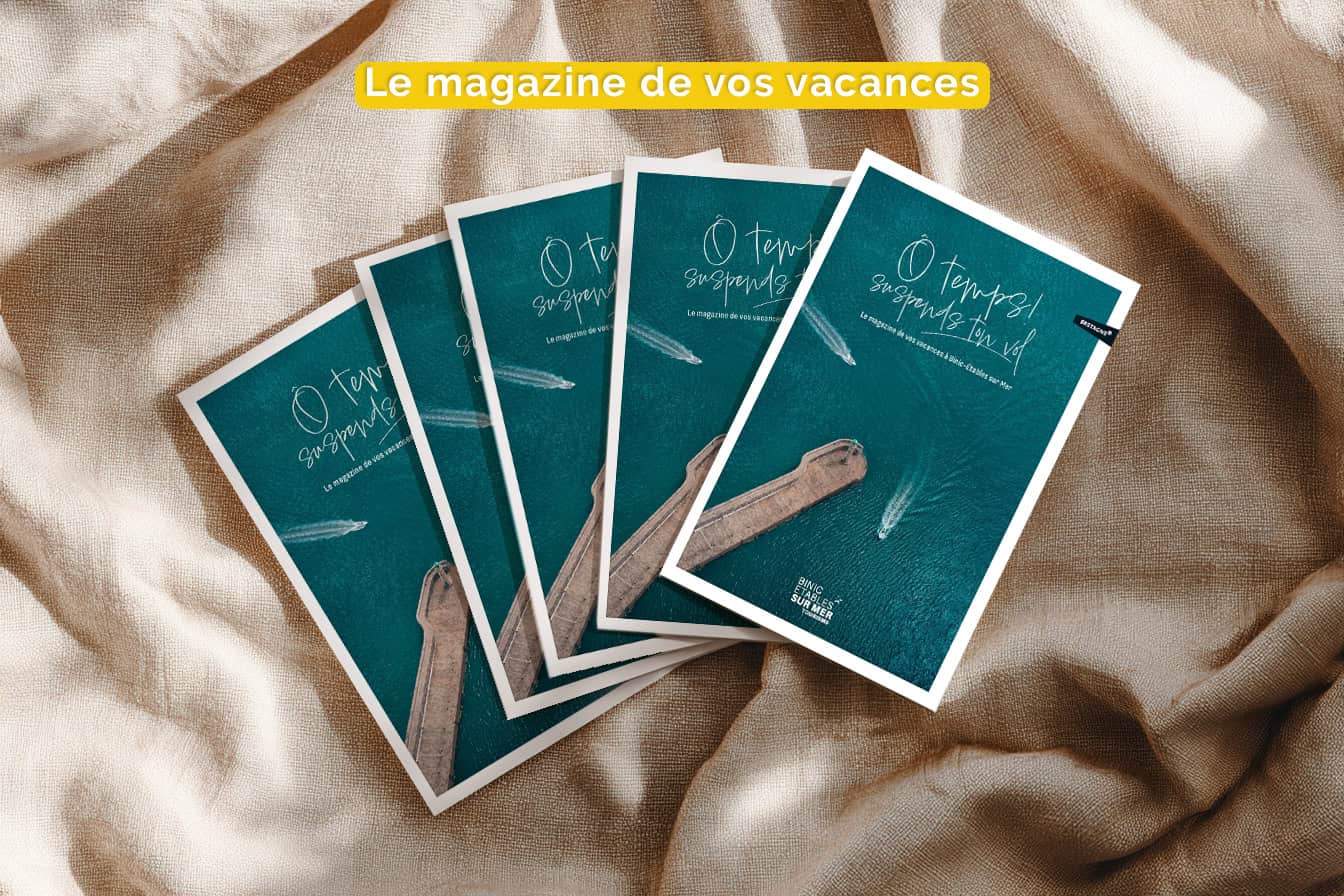 Groupe de magazines de vacances sur une table en tissu, promotion de Binic et Étables-sur-Mer.