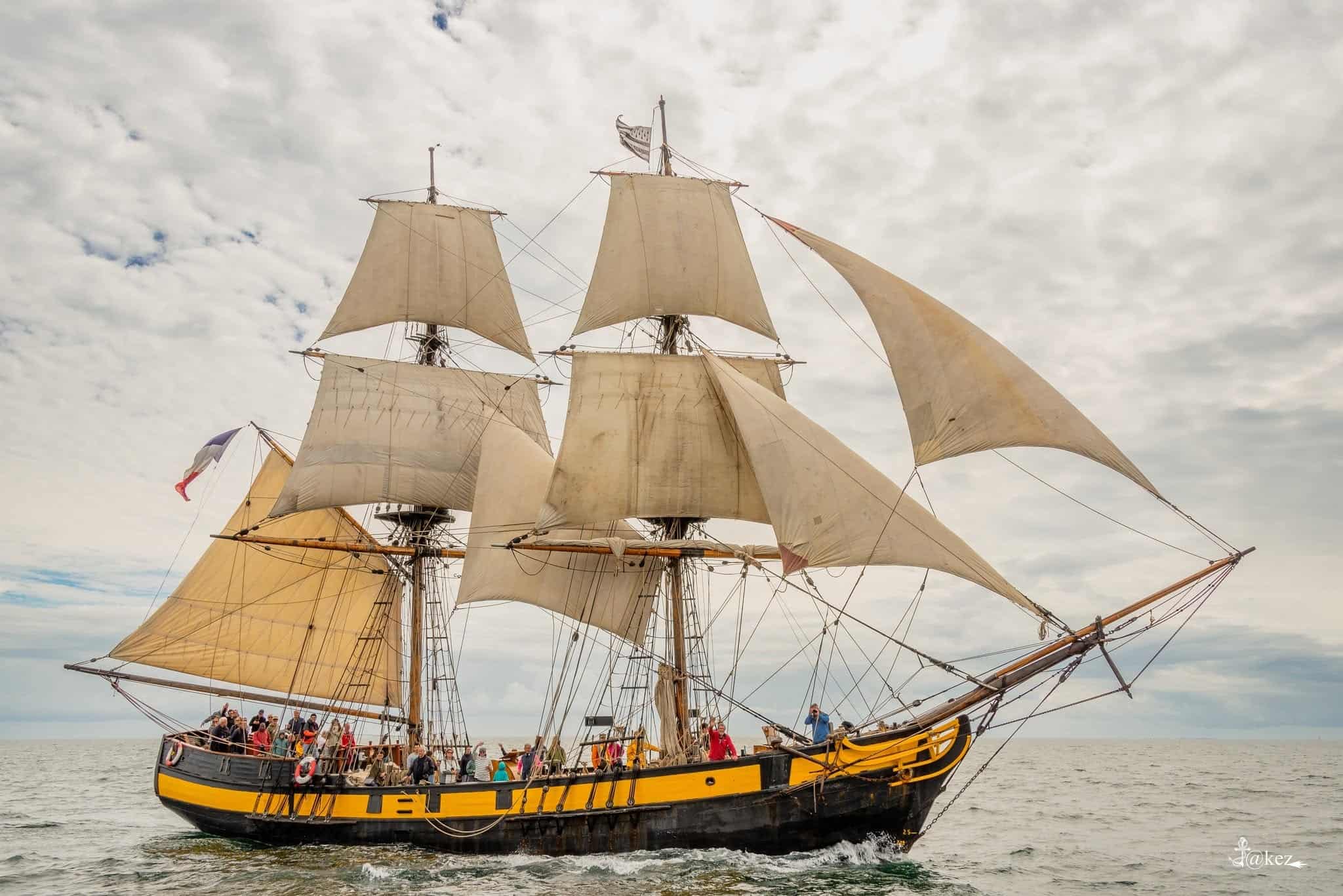 Le navire Le Phoenix toutes voiles dehors