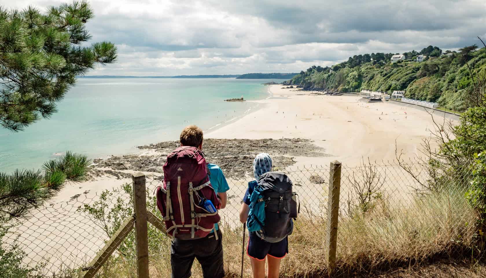 Randonnée à Binic sur la plage avec vue sur la mer et ciel nuageux.